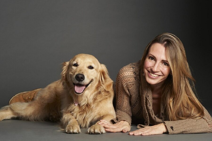 ragazza e cane labrador