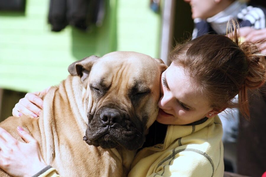 ragazza che abbraccia un cane