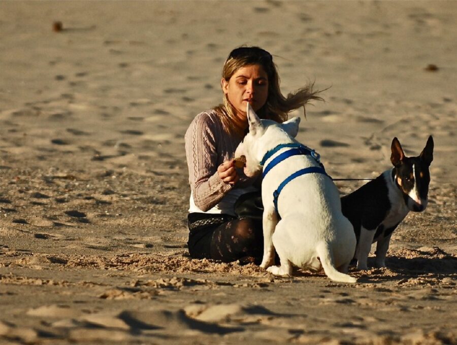 ragazza spiaggia mare