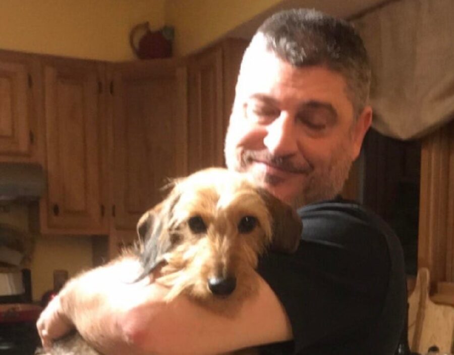 cane abbracciato uomo felice