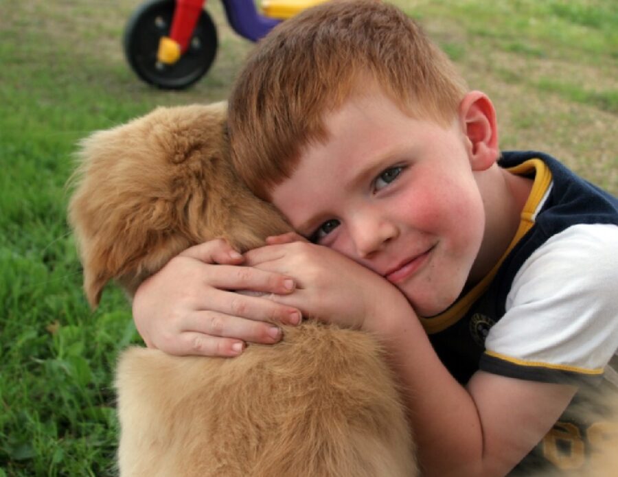 ragazzino amore per cucciolo