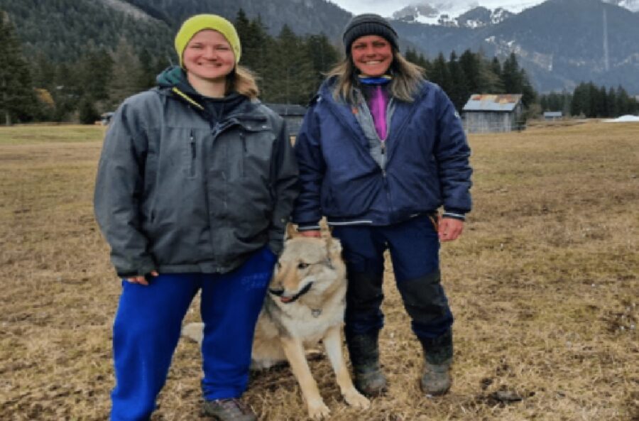 due ragazze cane al guinzaglio