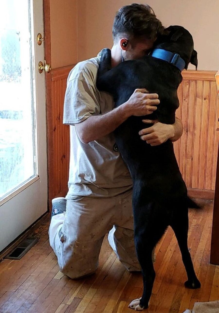 abbraccio affettuoso cane