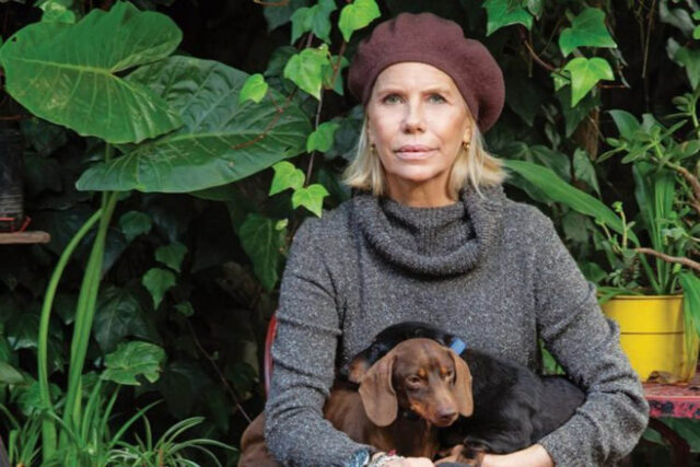 Nora Portello: famosa modella argentina che abbandona la sua carriera per dedicarsi ai cani salvati dalla strada
