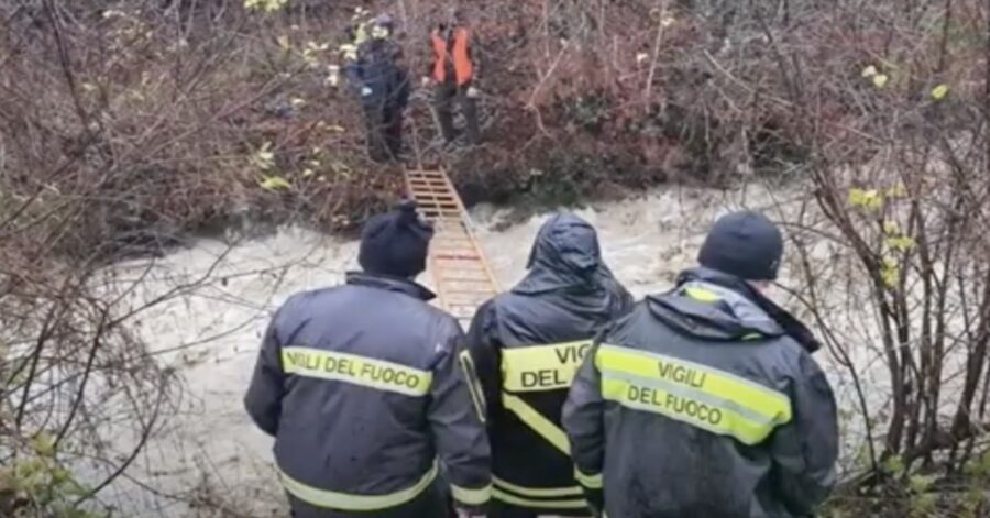 pompieri salvano due tartufai e i loro quattro zampe