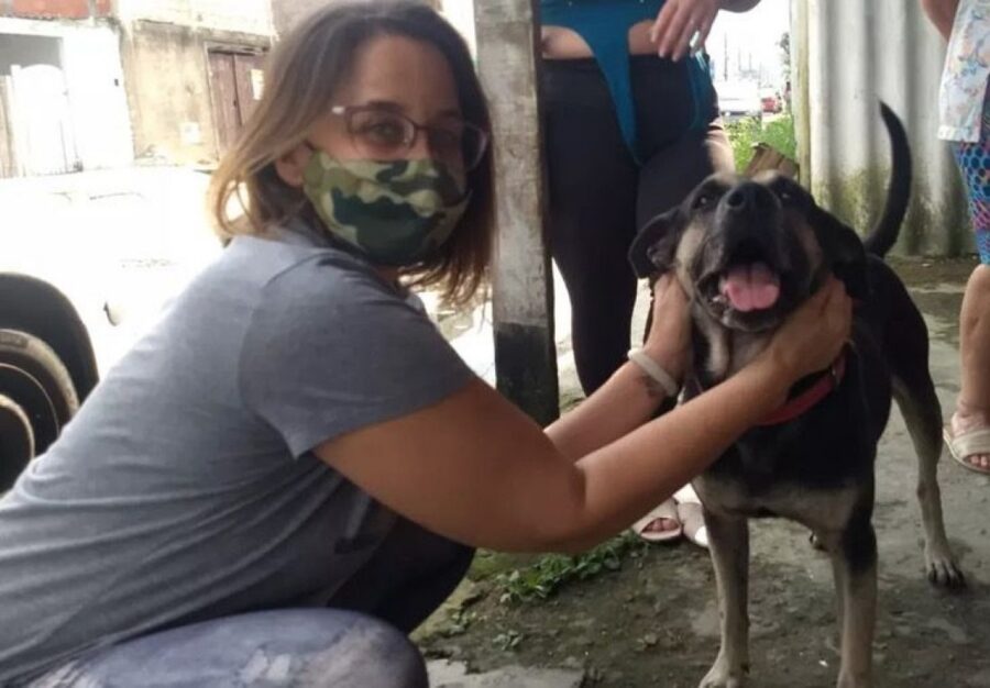 Cane nero focato con donna