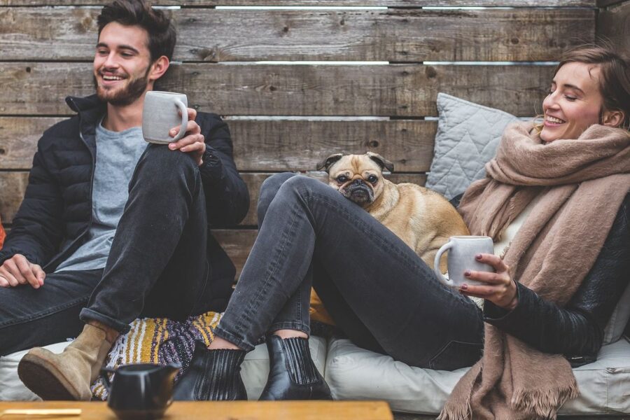 ragazzi sul divano col cane