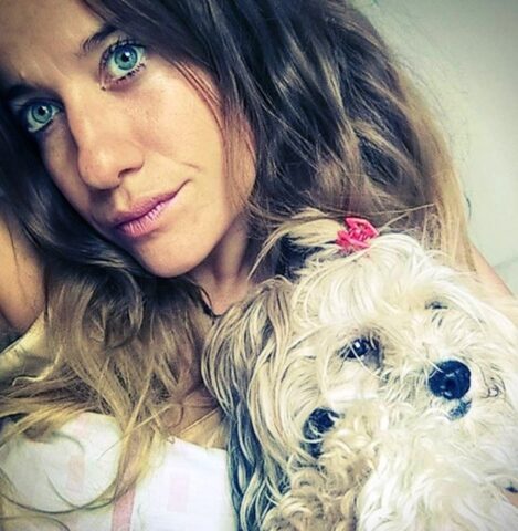 Ragazza lasciata all’altare festeggia con la sua cagnolina