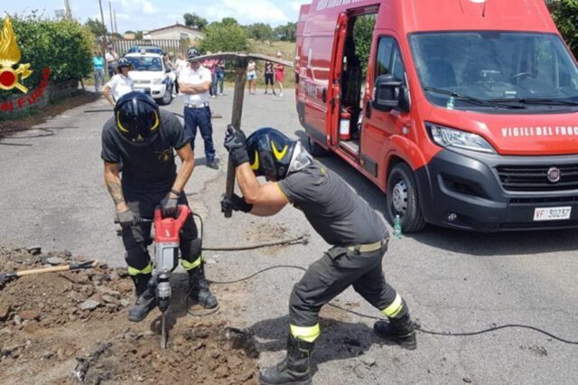 Cane resta intrappolato in una tubatura: salvato dai Vigili del Fuoco