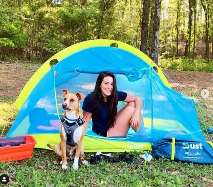 cane con proprietaria in tenda