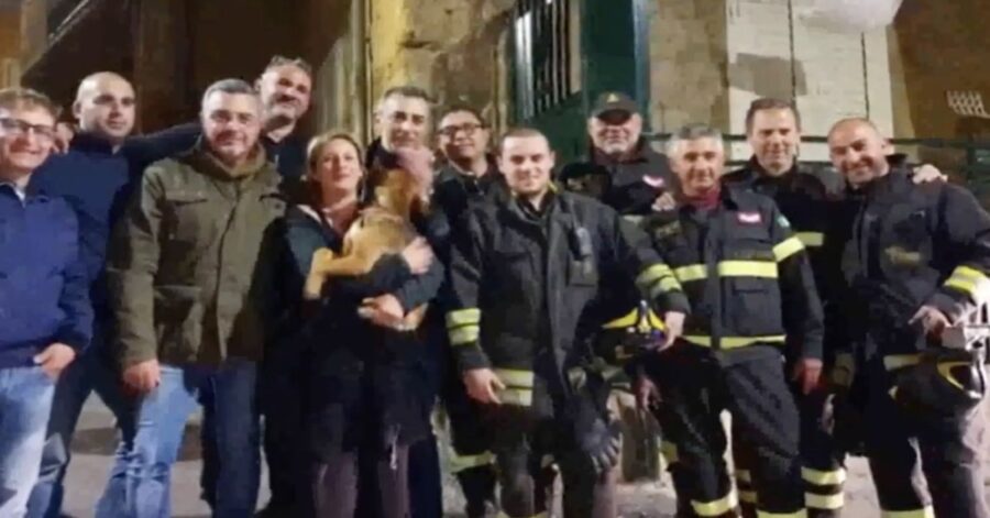 foto di gruppo dei pompieri con cane salvato