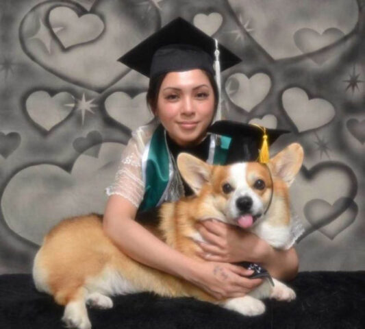 Festeggia la laurea con il suo cane: proprio lui la aveva spronata a non mollare