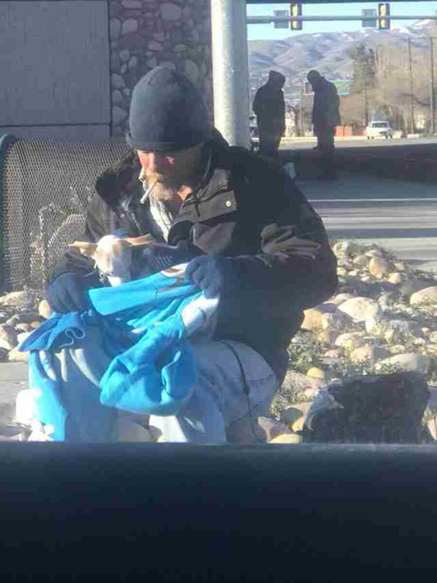 senzatetto con chihuahua