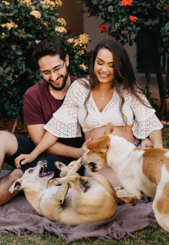 Finiscono “delusi” dopo aver incluso i loro 2 cani nel servizio fotografico prenatale