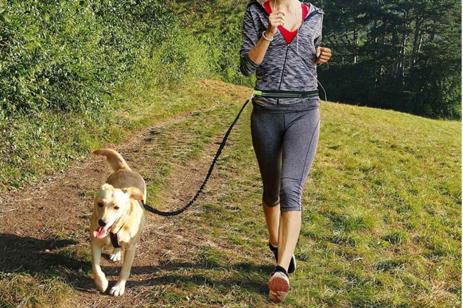 ragazza che fa jogging col cane