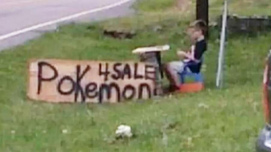 bambino vende le carte pokémon