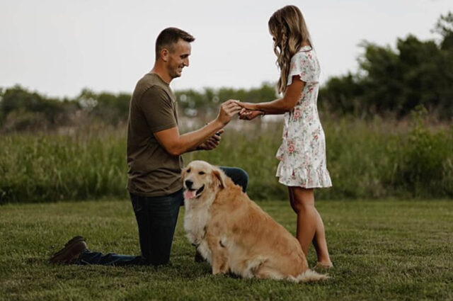 Il giovane conquista la sua ragazza chiedendole di sposarlo accompagnato dal suo cane