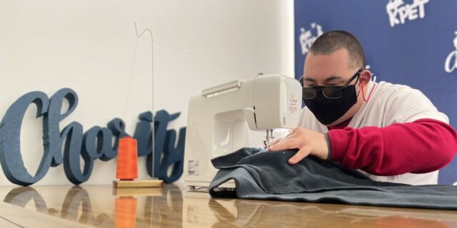 Coperte per canili e rifugi realizzate da ragazzi con la sindrome di Down