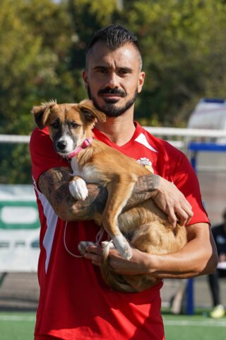 Lentigione Calcio è la prima squadra in Italia a scendere in campo con cuccioli in braccio