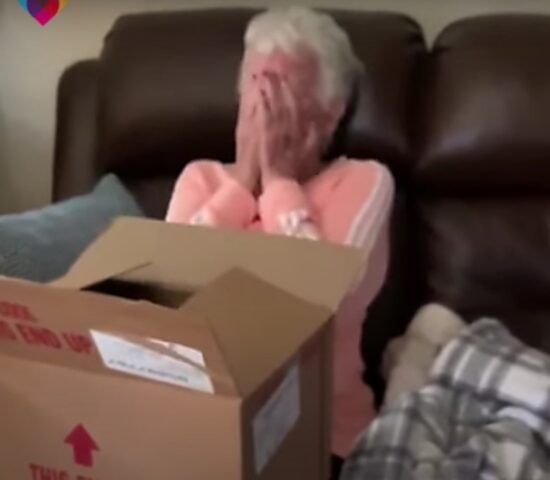 Nonna riceve un cucciolo in regalo e scoppia in lacrime per la gioia (VIDEO)