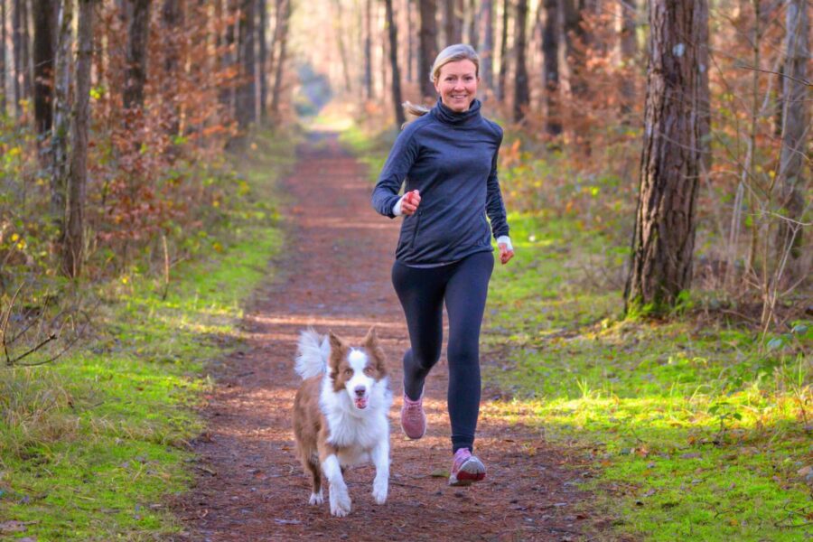 signora che corre col suo cane