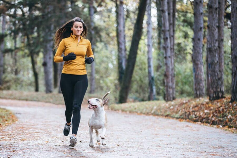 cane che corre con la sua padrona