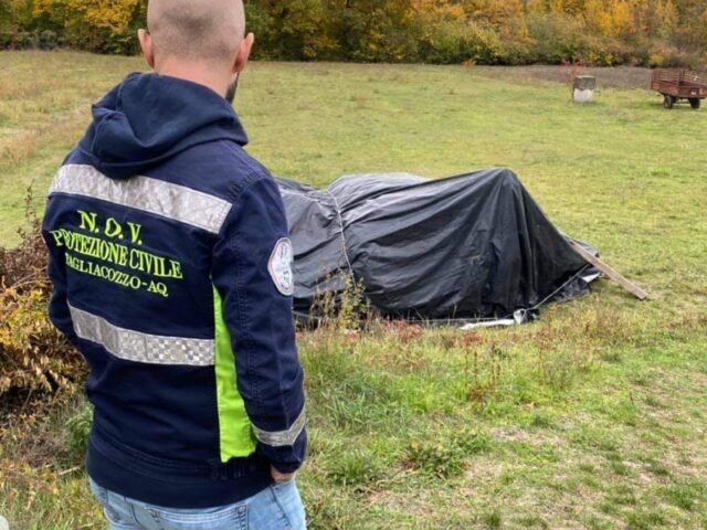 Cagnolino rimasto intrappolato sotto un telo di plastica: salvato dalla Protezione Civile