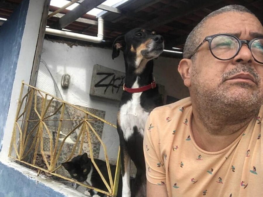 proprietario parla con il suo cane