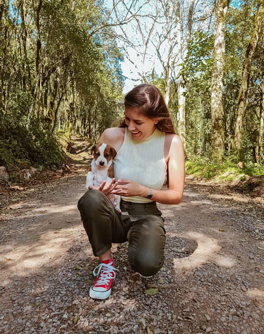 ragazza con cucciolo nel bosco