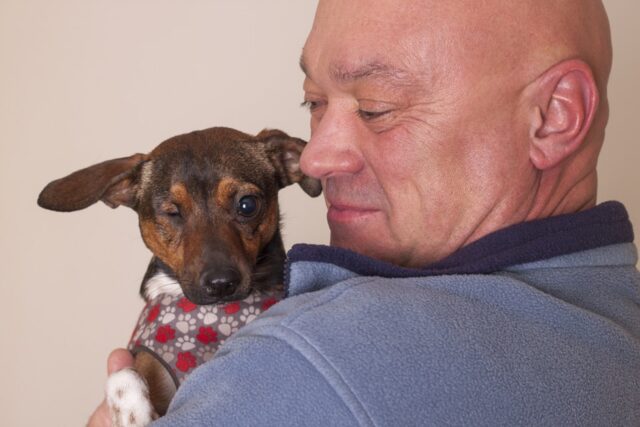 6 foto di papà che non volevano un cane ma hanno finito per innamorarsene