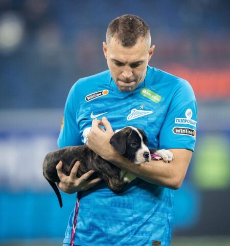 Calciatore adotta il cucciolo che ha portato in campo per l’iniziativa di sensibilizzazione