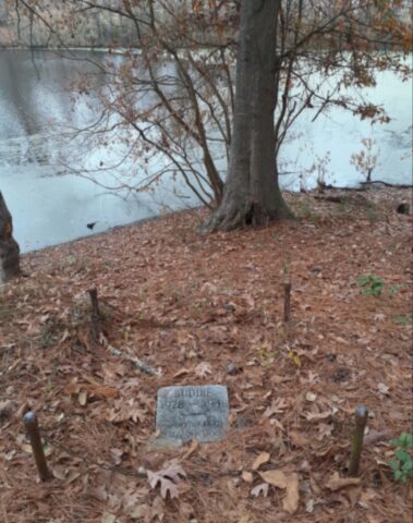 Si imbatte in una tomba di 80 anni in Louisiana: era dedicata al cane Buddie