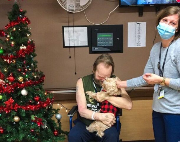 Infermiera adotta temporaneamente il cane del suo paziente ricoverato in ospedale