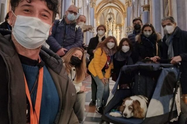 Pippo, il cane che non può camminare visita la città con un passeggino
