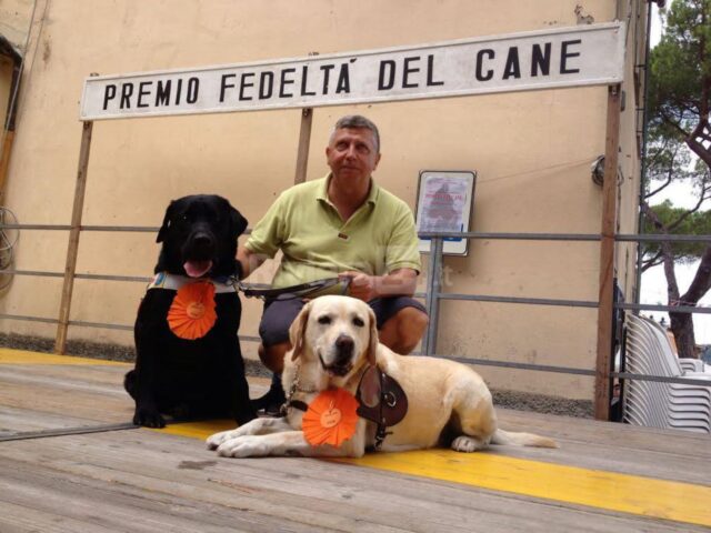 Uomo lasciato fuori dal Duomo perché accompagnato dal suo cane guida