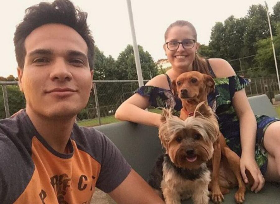 famiglia felice con cani