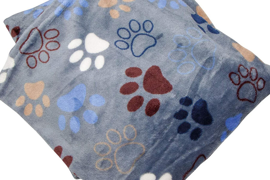 coperta con zampe di cane colorate