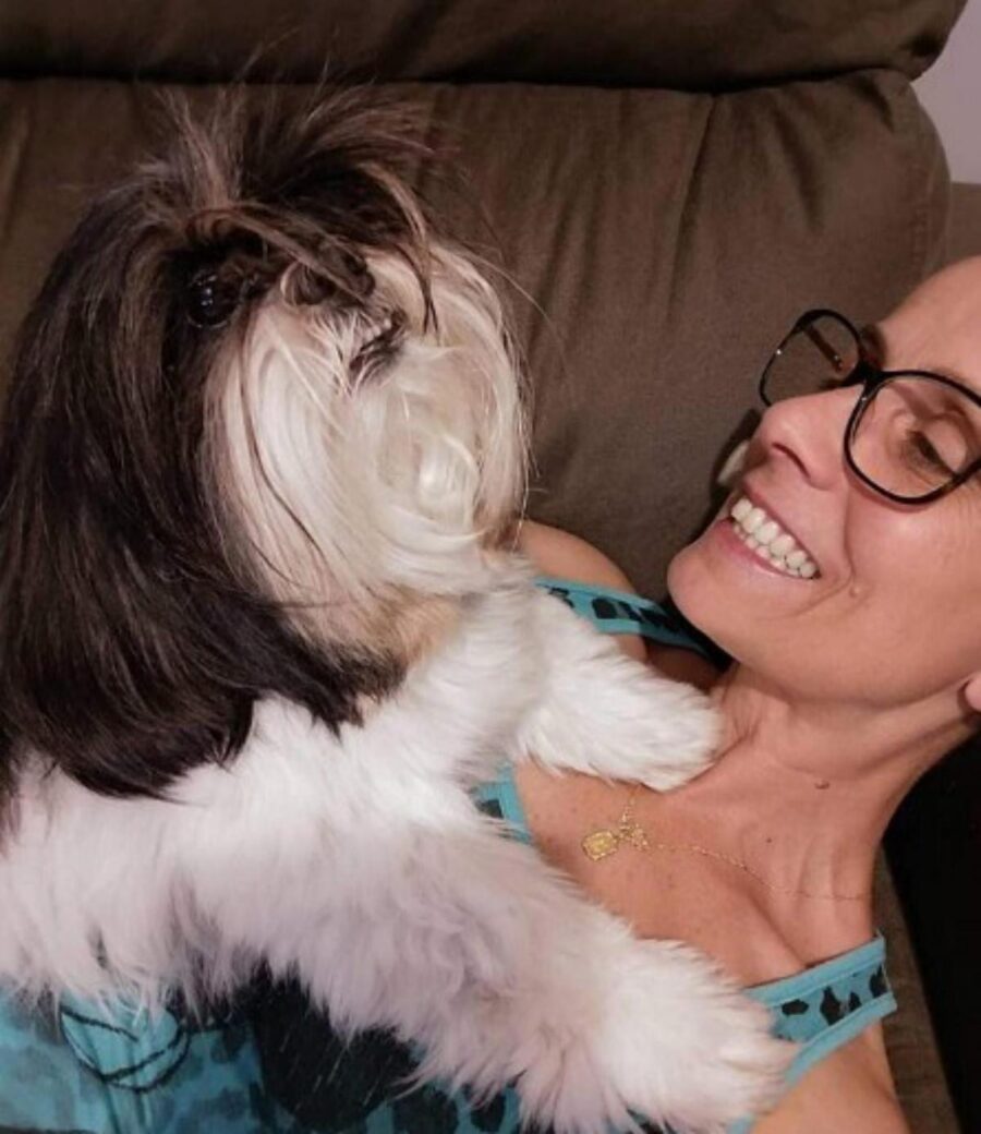 cagnolina con donna