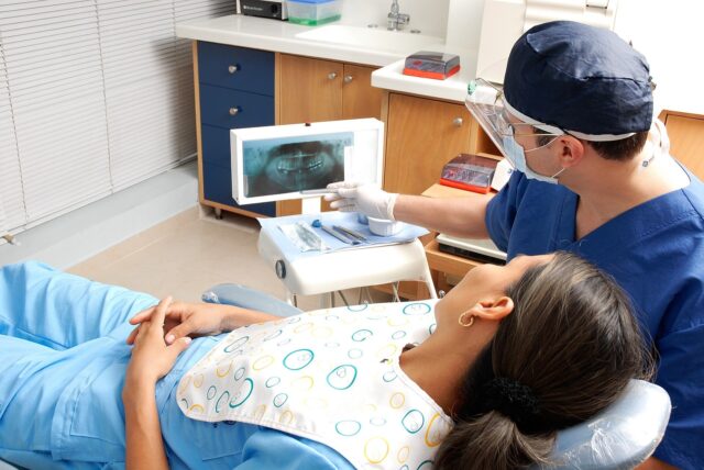 Il cane da terapia aiuta ad alleviare la paura e l’ansia dei pazienti del dentista