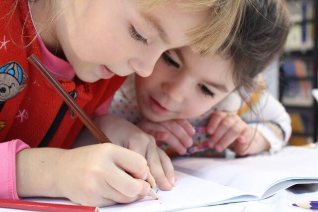 Bambini scrivono lettere per aiutare i cani ad essere adottati