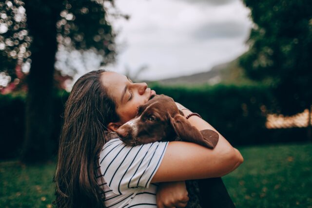 5 idee regalo con i cani per la Festa della Donna, le più romantiche