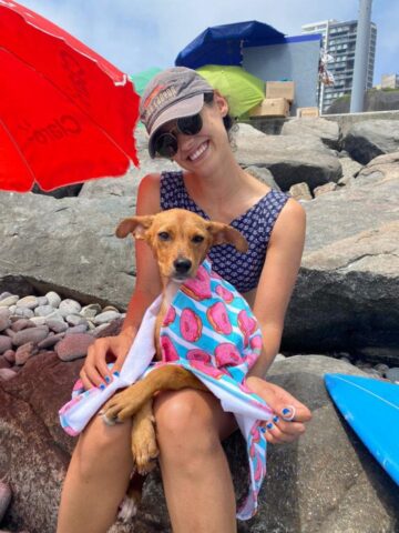 Pecana, la cagnolina che ha trovato la sua umana sulla spiaggia