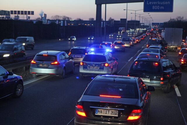 La polizia dello stato dell’Ohio e gli automobilisti aiutano a salvare il cane su un’autostrada trafficata