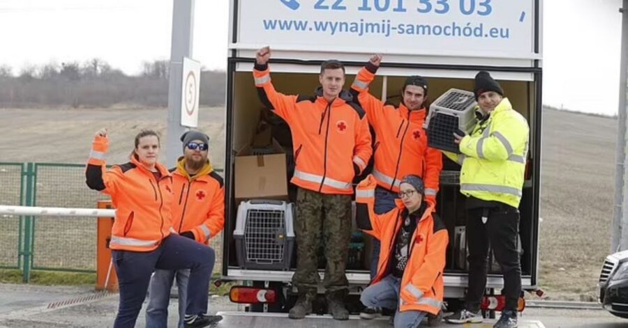 L'eroe polacco rischia la vita per recuperare più di 100 cani e gatti intrappolati in Ucraina