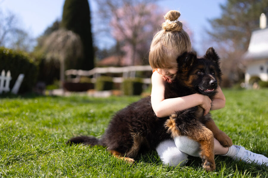 bambina e cucciolo