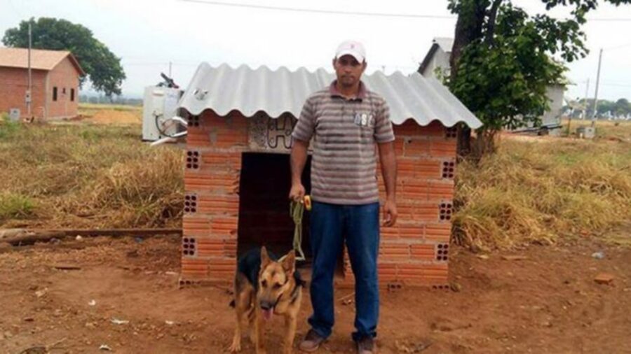 un uomo e il suo cane