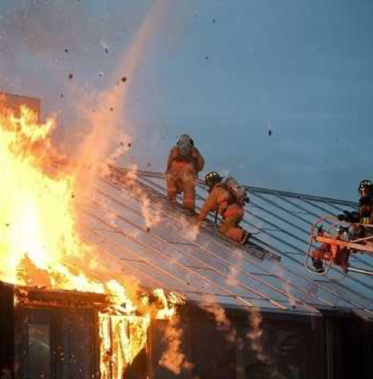 Vigili del fuoco spengono l’incendio nella palazzina