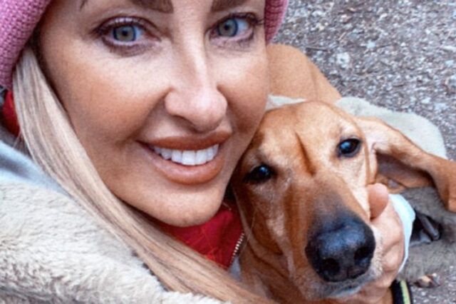 Donna con il suo cane marrone
