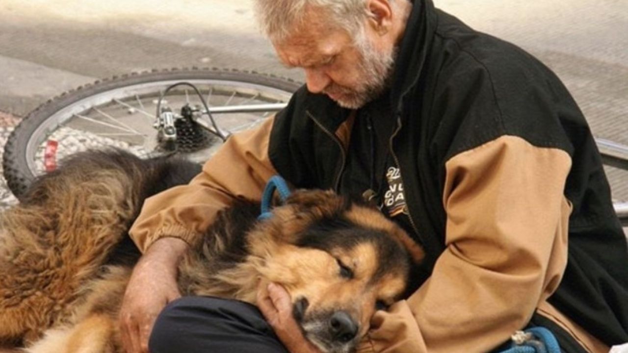 uomo senzatetto con il suo cane