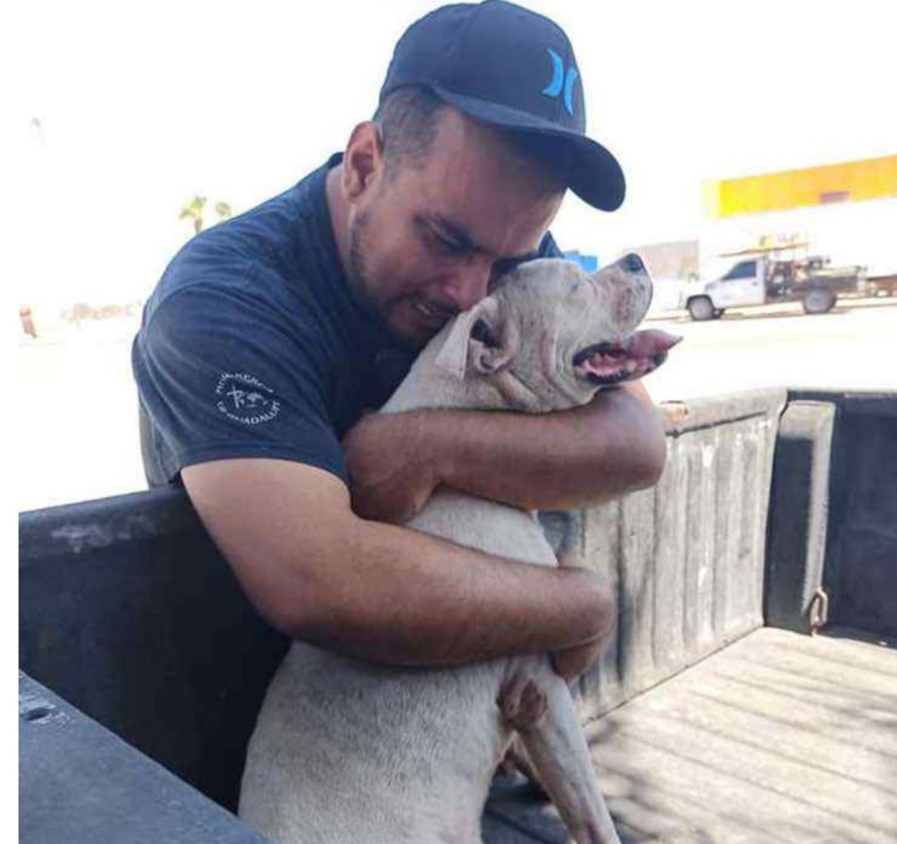 Rivera abbraccia il suo cane Mace